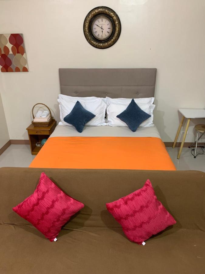 One Palm Tree Villas Condominium - Studio 2Nd Fl With Balcony - Across Terminal 3 Airport Pasay Extérieur photo
