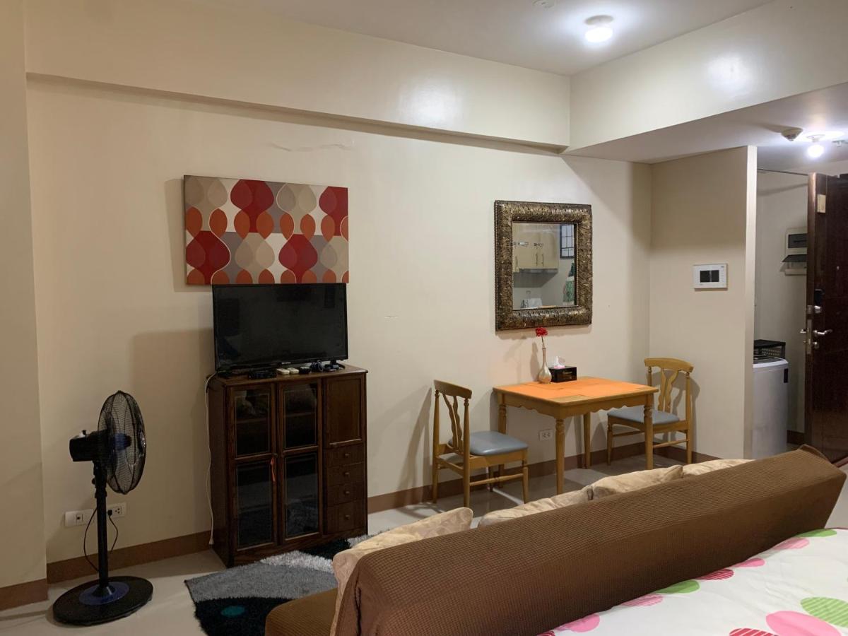 One Palm Tree Villas Condominium - Studio 2Nd Fl With Balcony - Across Terminal 3 Airport Pasay Extérieur photo