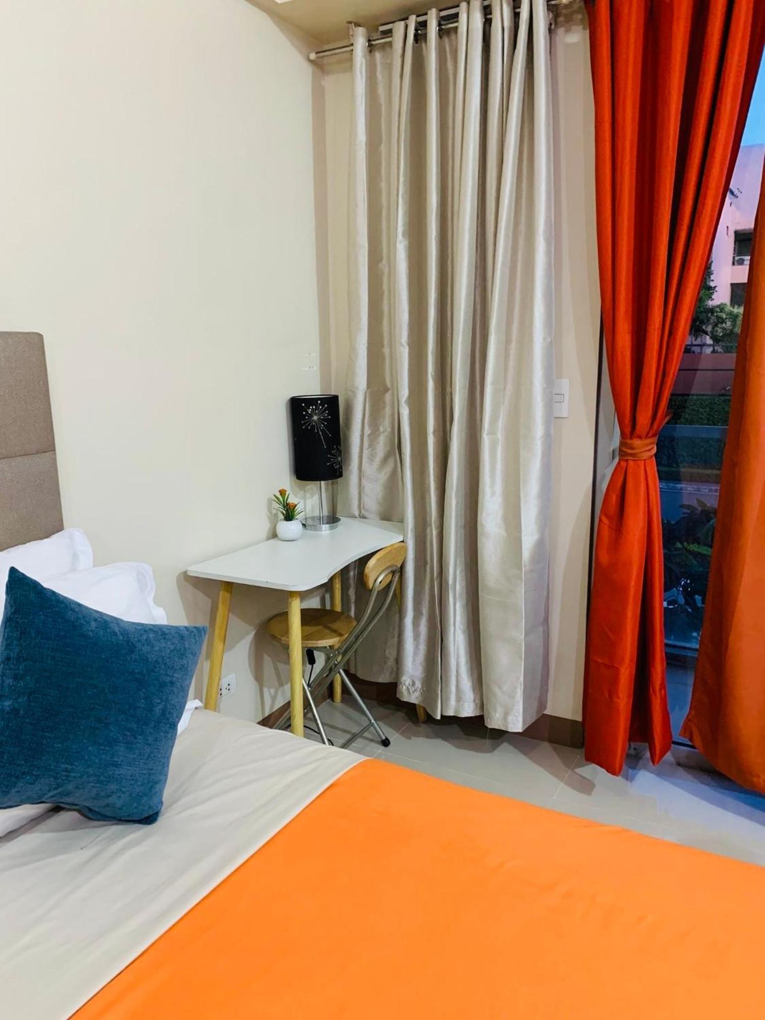 One Palm Tree Villas Condominium - Studio 2Nd Fl With Balcony - Across Terminal 3 Airport Pasay Extérieur photo