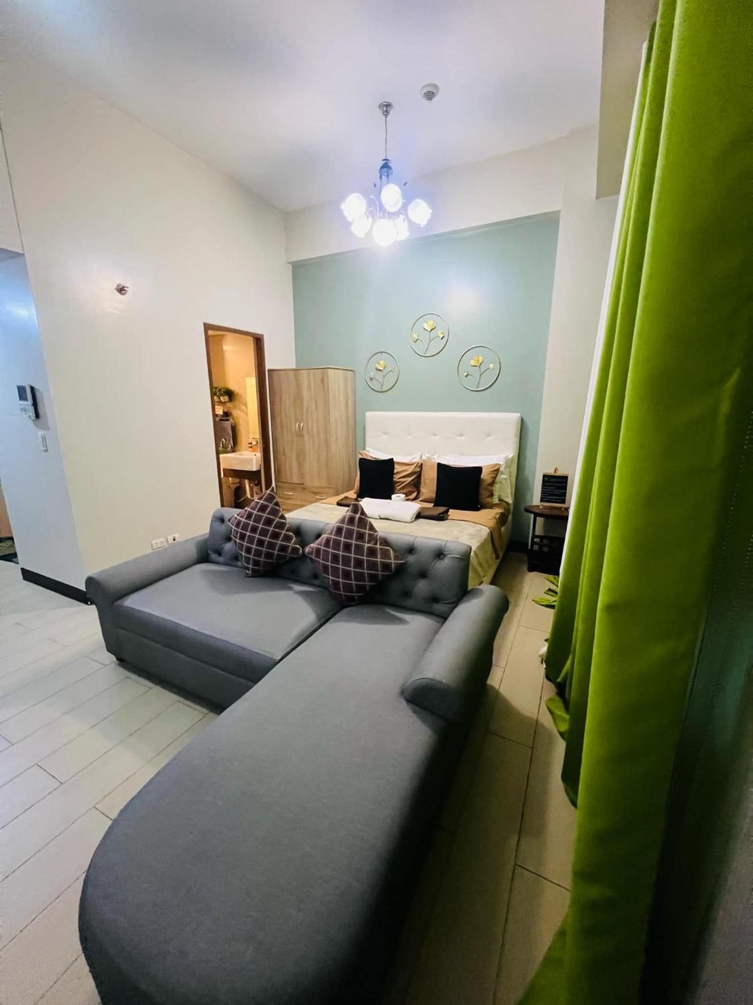 One Palm Tree Villas Condominium - Studio 2Nd Fl With Balcony - Across Terminal 3 Airport Pasay Extérieur photo