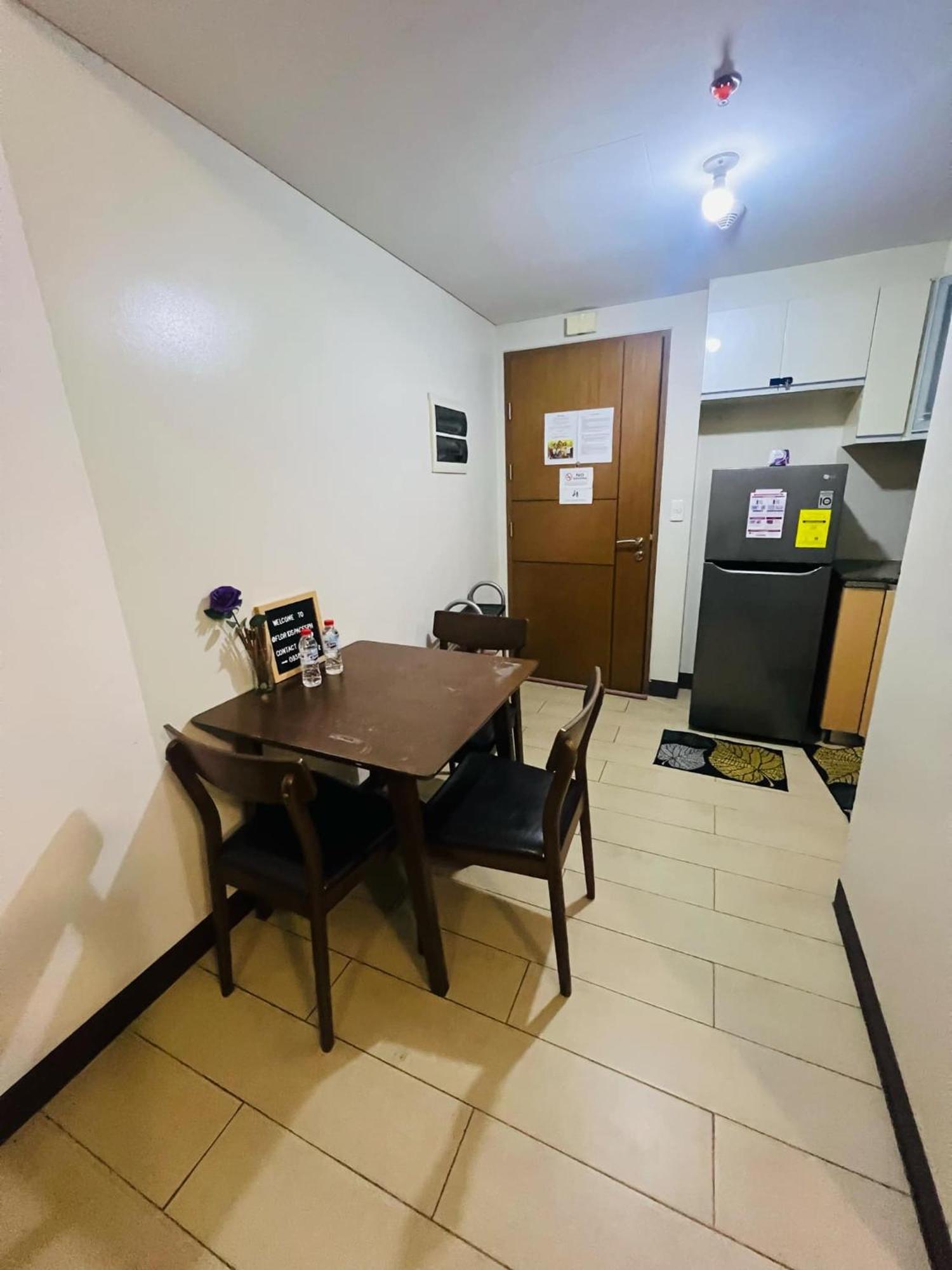 One Palm Tree Villas Condominium - Studio 2Nd Fl With Balcony - Across Terminal 3 Airport Pasay Extérieur photo