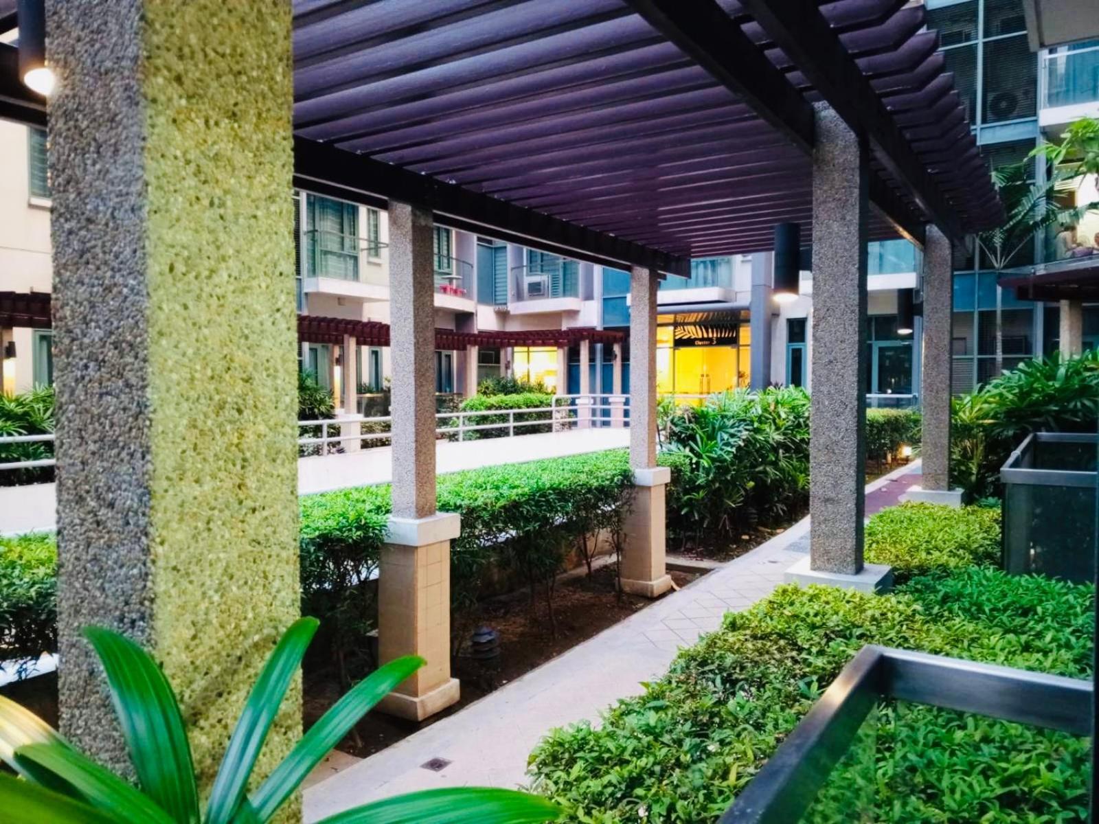 One Palm Tree Villas Condominium - Studio 2Nd Fl With Balcony - Across Terminal 3 Airport Pasay Extérieur photo