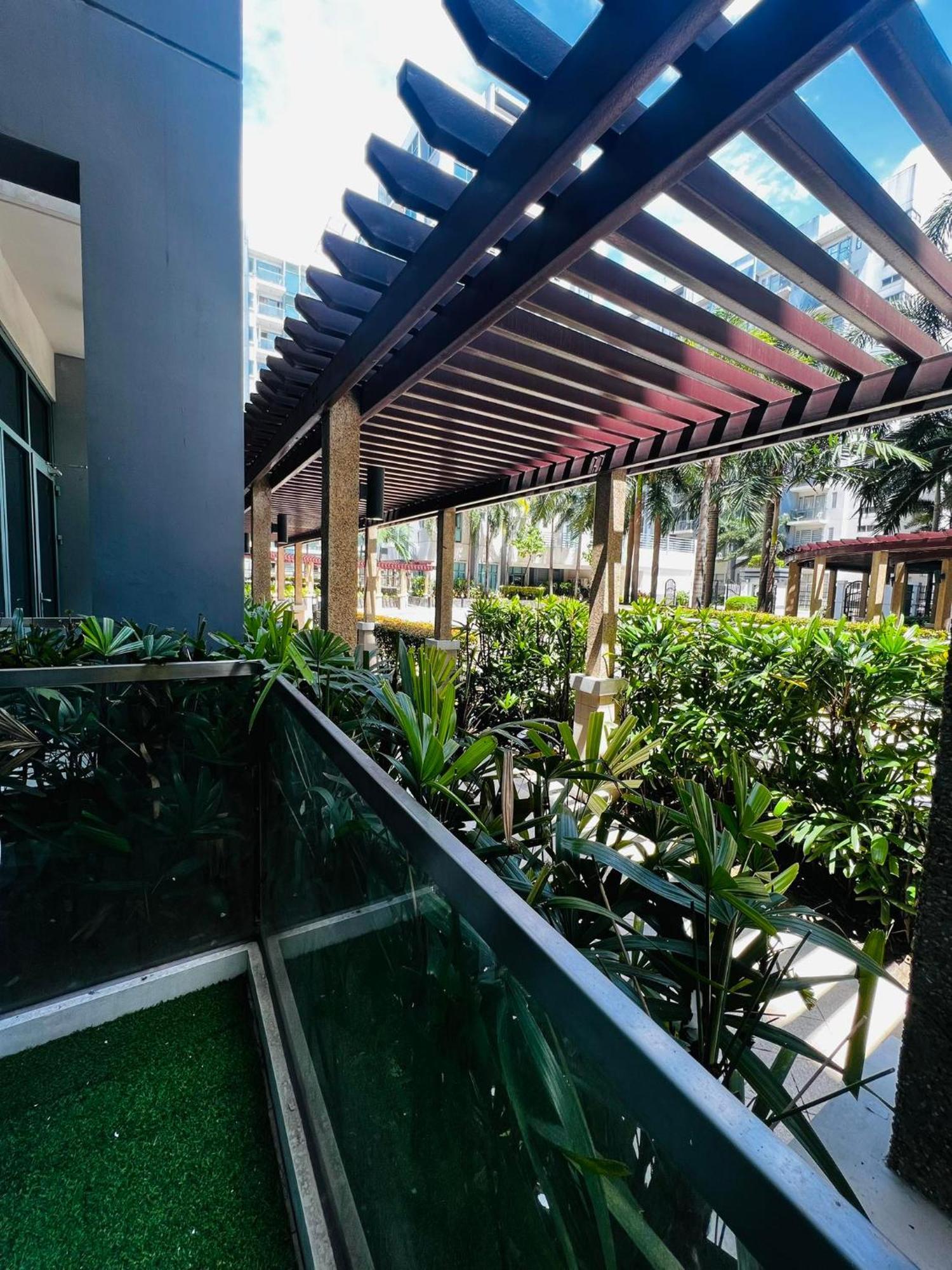 One Palm Tree Villas Condominium - Studio 2Nd Fl With Balcony - Across Terminal 3 Airport Pasay Extérieur photo