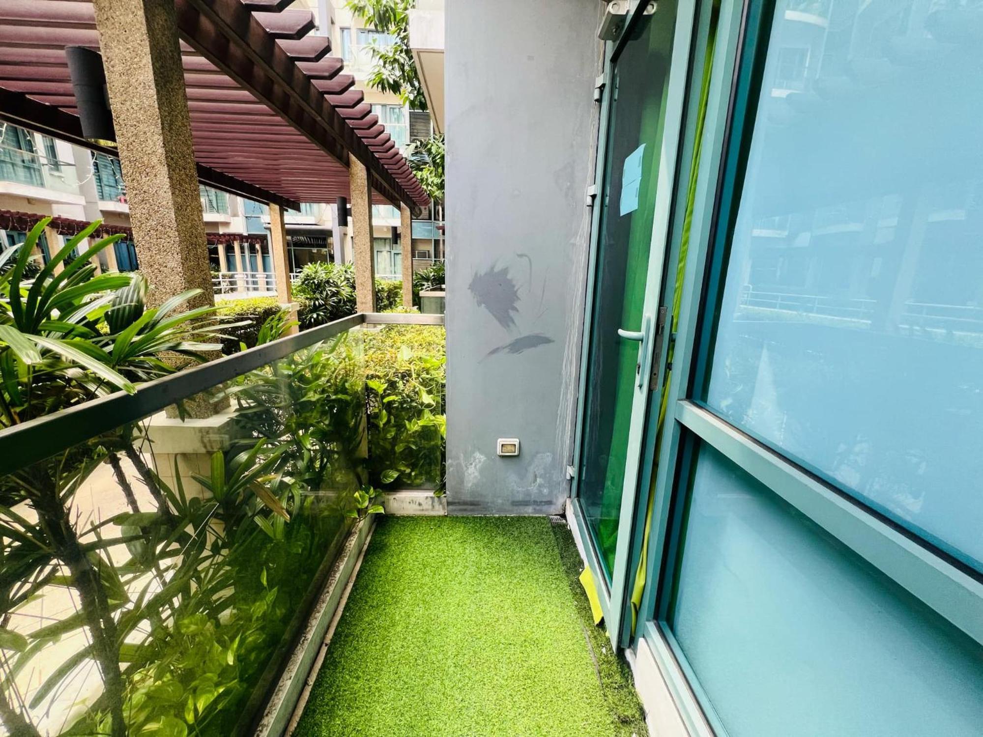 One Palm Tree Villas Condominium - Studio 2Nd Fl With Balcony - Across Terminal 3 Airport Pasay Extérieur photo