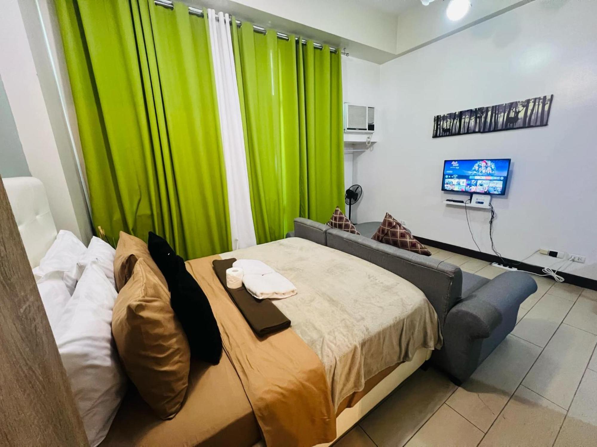 One Palm Tree Villas Condominium - Studio 2Nd Fl With Balcony - Across Terminal 3 Airport Pasay Extérieur photo