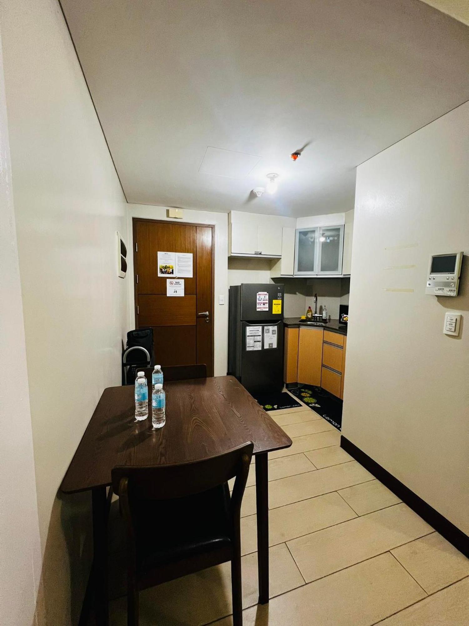 One Palm Tree Villas Condominium - Studio 2Nd Fl With Balcony - Across Terminal 3 Airport Pasay Extérieur photo