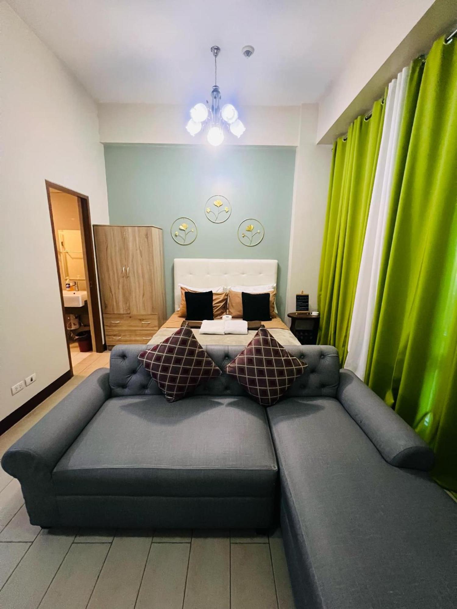 One Palm Tree Villas Condominium - Studio 2Nd Fl With Balcony - Across Terminal 3 Airport Pasay Extérieur photo